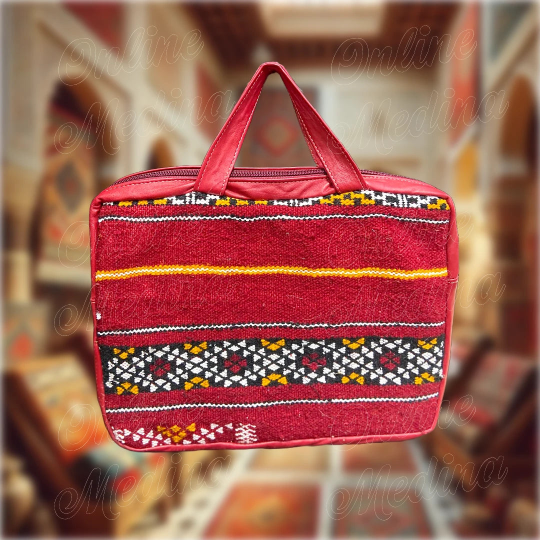 Sacoche pour ordinateur portable 15 pouces en tapis Hanbel rouge, motifs berbères variés, avec poignées en cuir rouge.