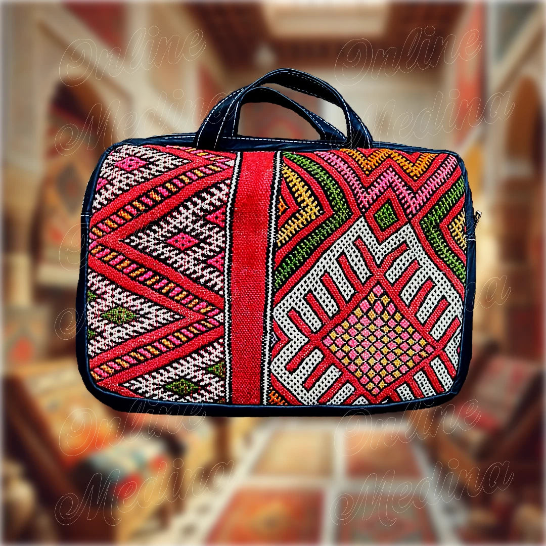 Sacoche PC portable 15 pouces en tapis Hanbel rouge, motifs marocains traditionnels variés, avec finitions en cuir noir ou rouge.