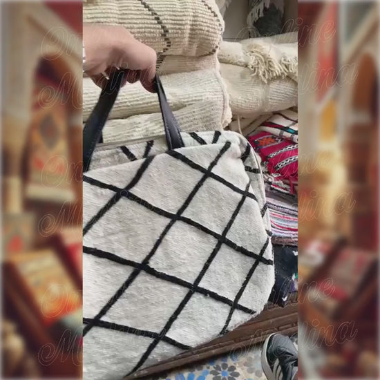 Vidéo de présentation de la sacoche artisanale pour laptop 15 pouces, fabriquée à la main avec laine tissée Beni Ouarain, motifs noirs et anses en cuir noir véritable.